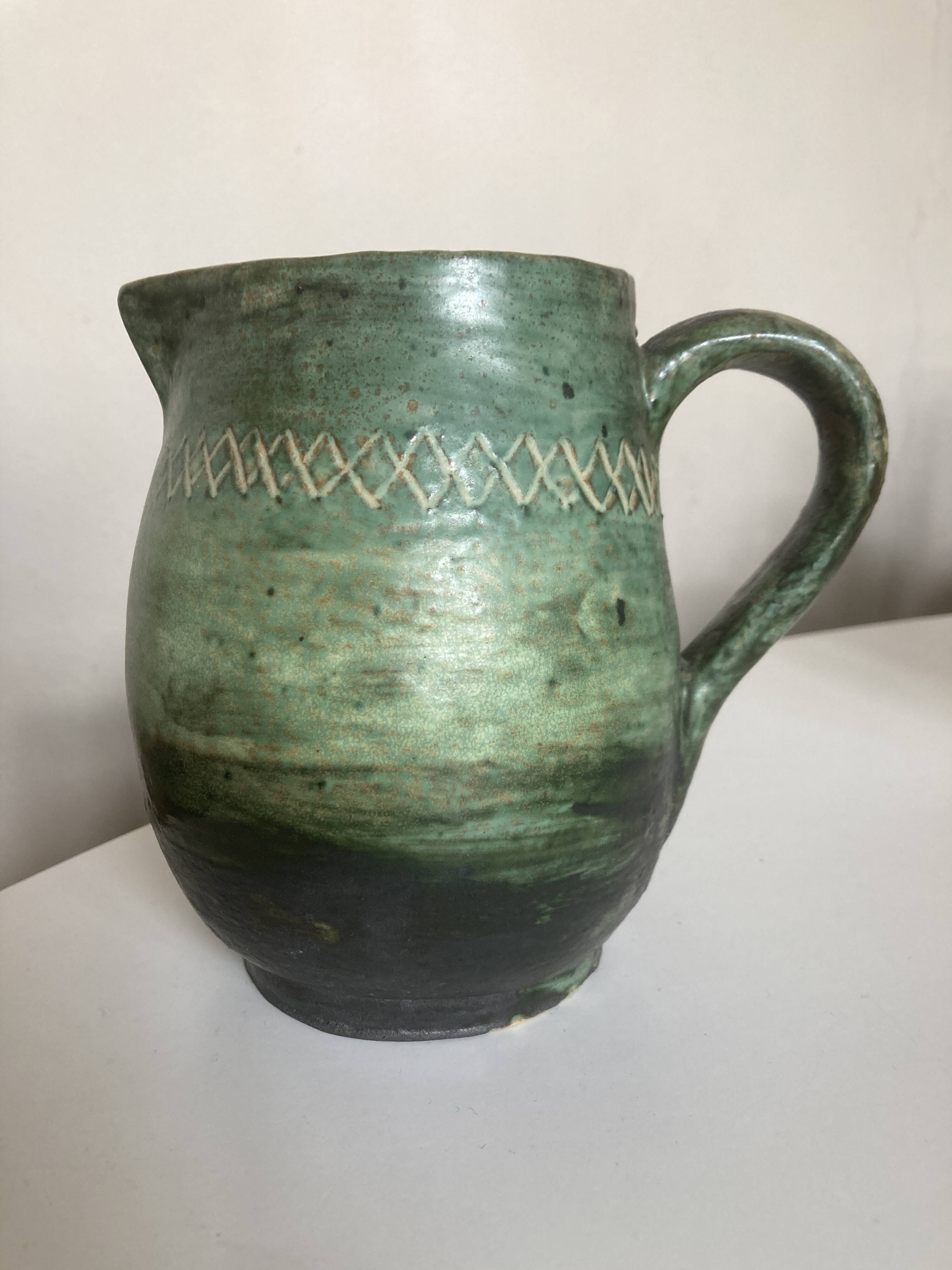 Pichet de potier vert sfumato scarifié 1960