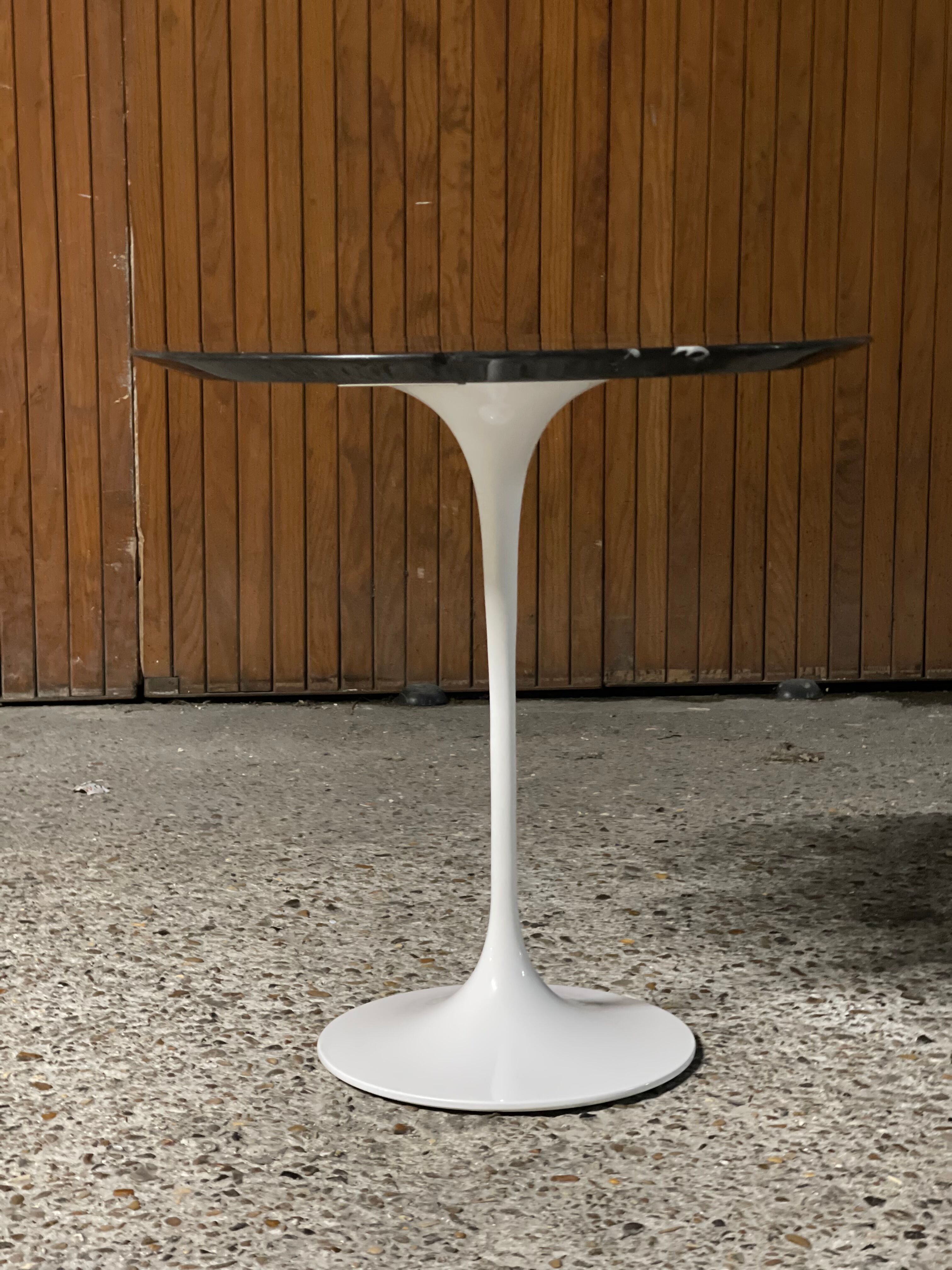 Side table pedestal table by Eero Saarinen, knoll