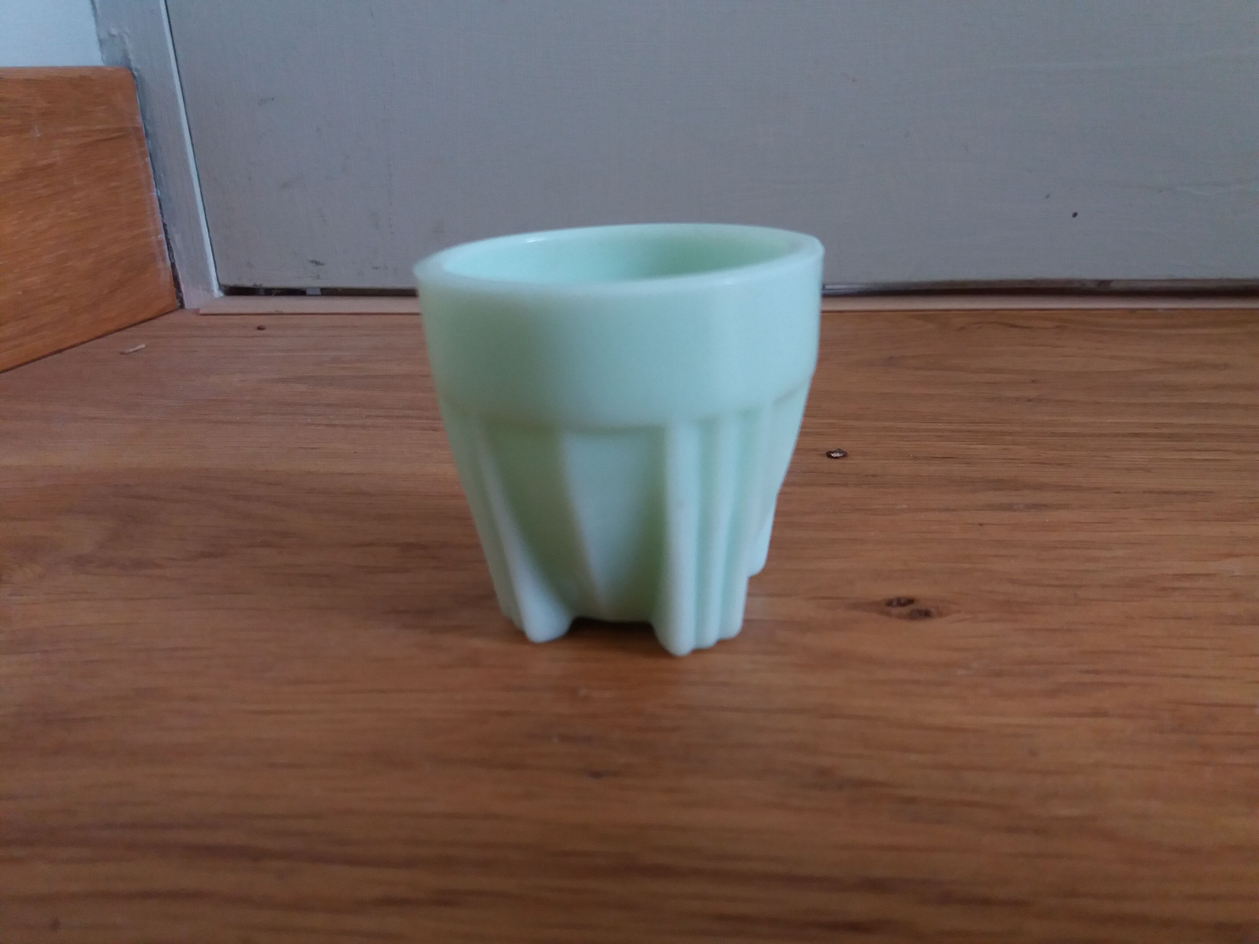 Coquetier opaline vert pâle art déco