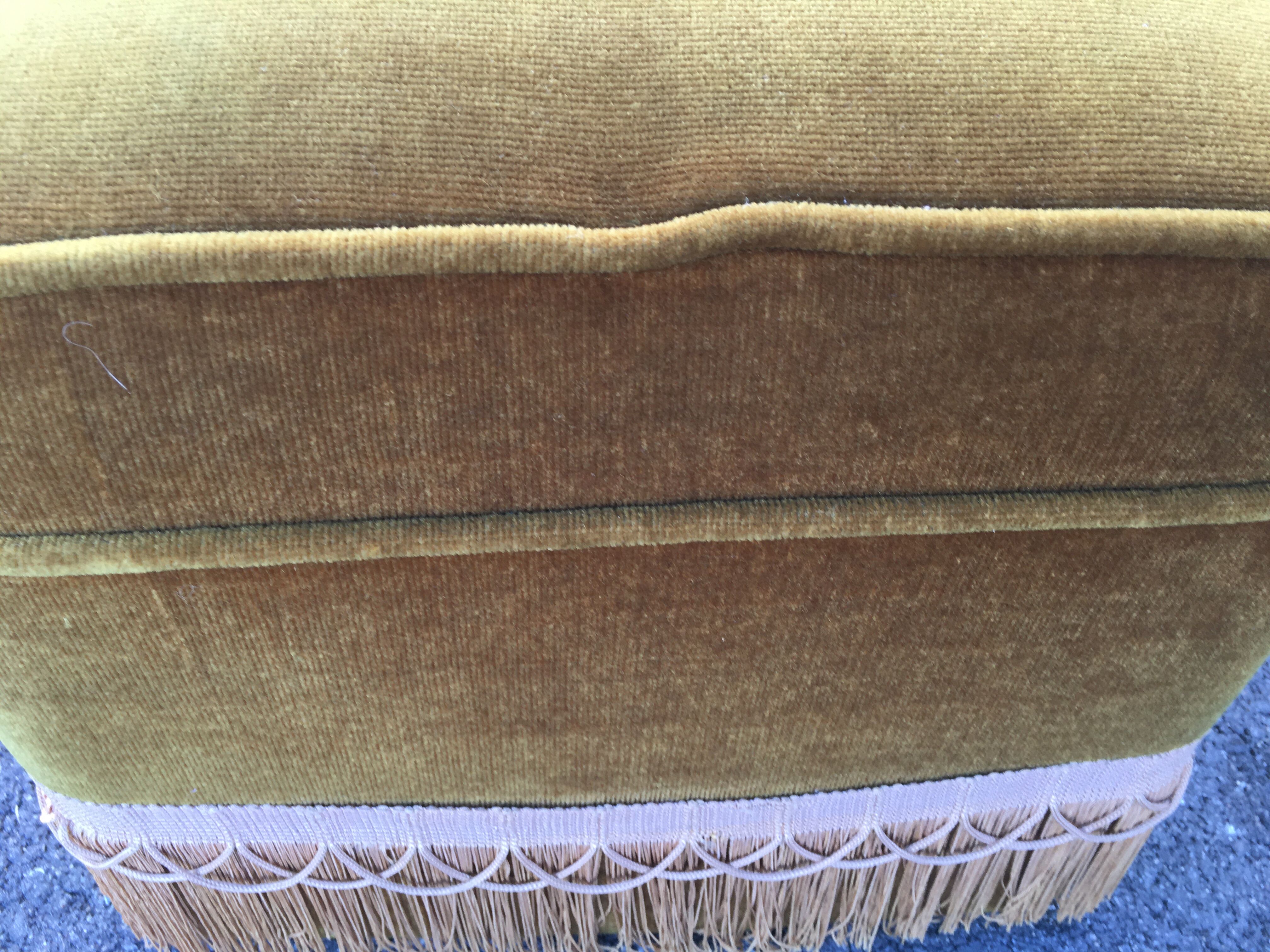 Gold velvet pouf with fringes