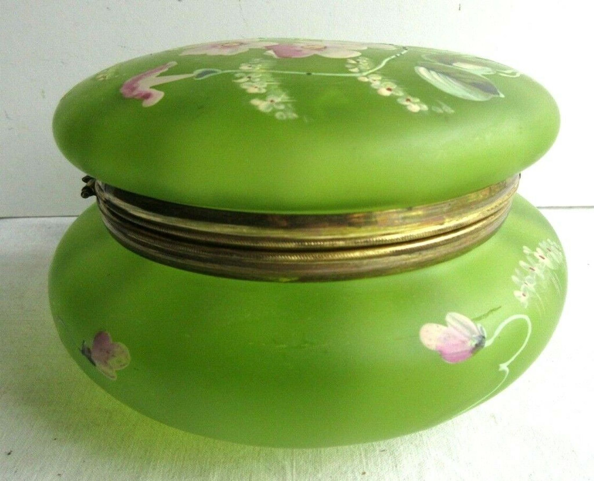 Candy box or jewelry box, Enamelled Art Nouveau glass Legras: Pink flowers