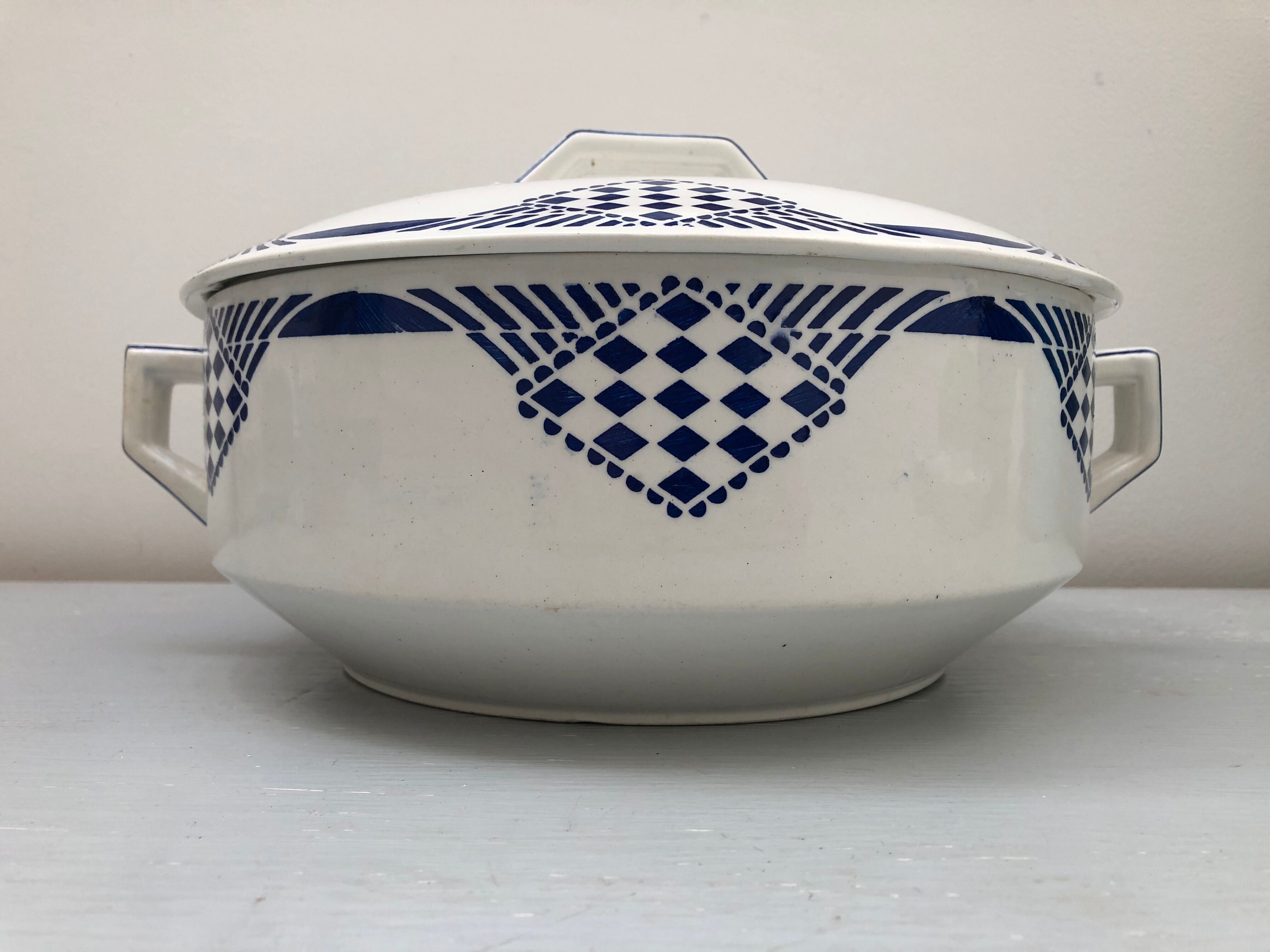 Tureen signed Moulin des Loups Hamage Orchies Nord France model Pantin