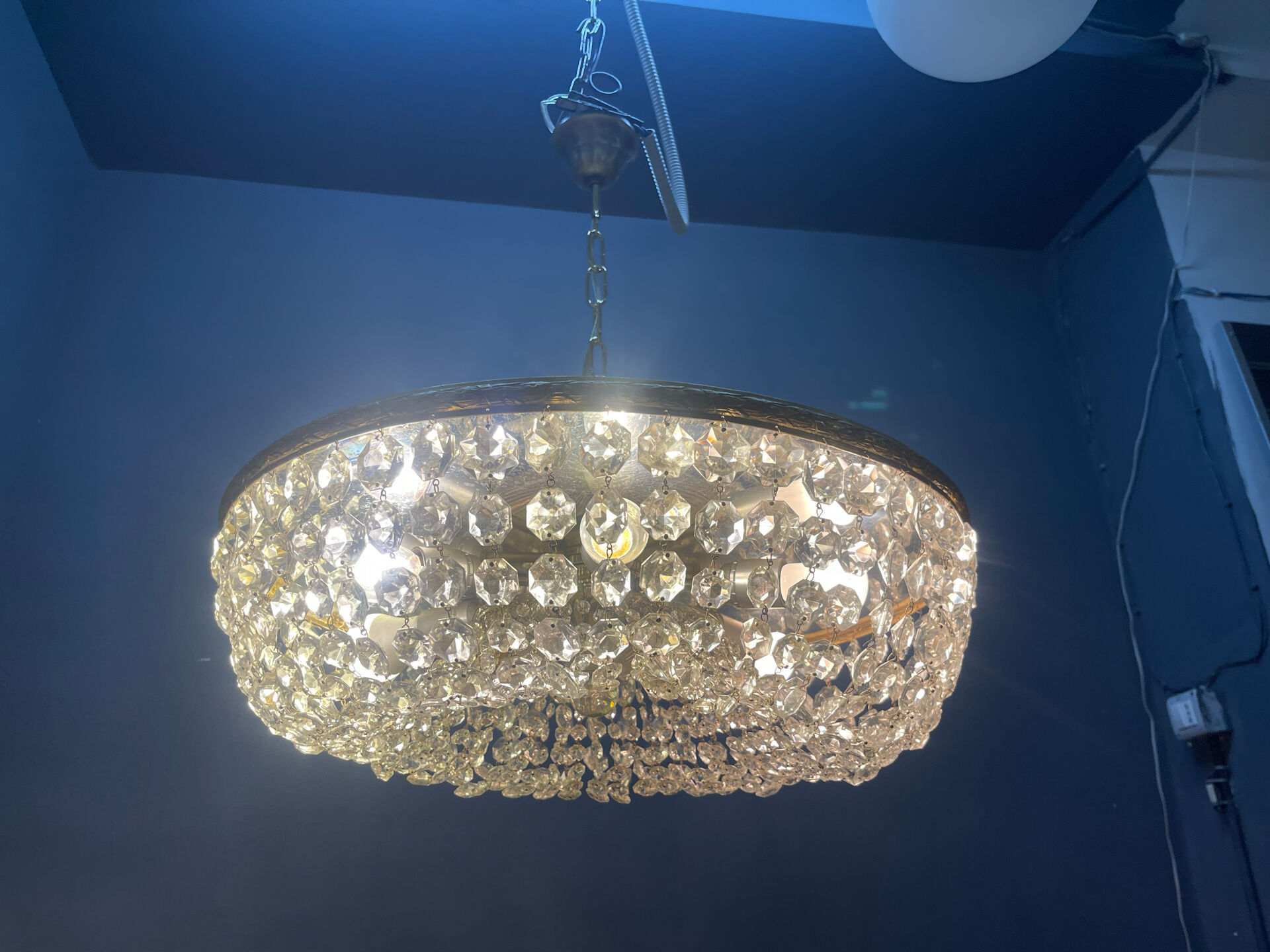 Chandelier en cristal et laiton italien des années 1960 – 6 lumières