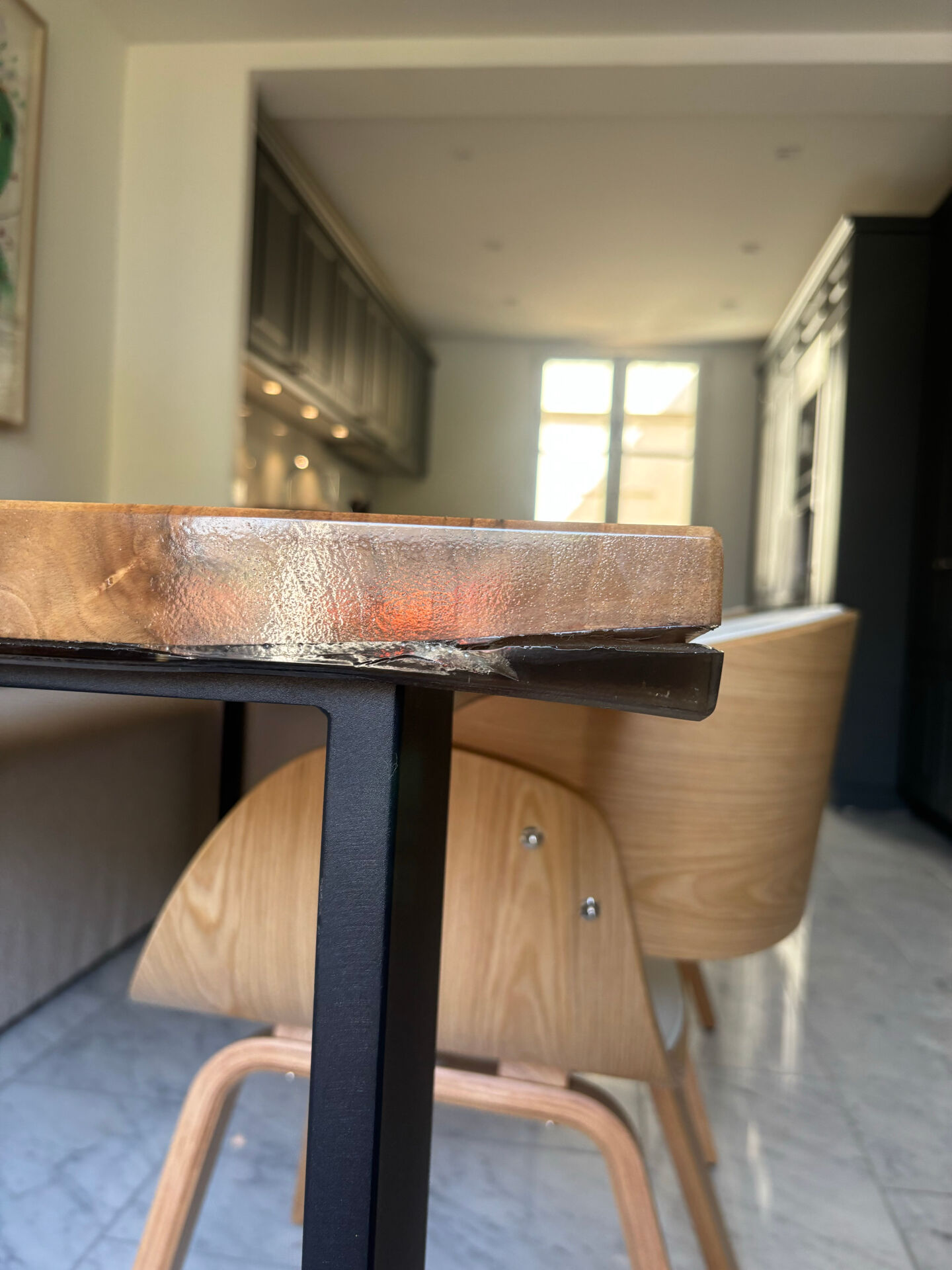 Table de salle à manger en noyer fait main avec époxy rustique | Solide