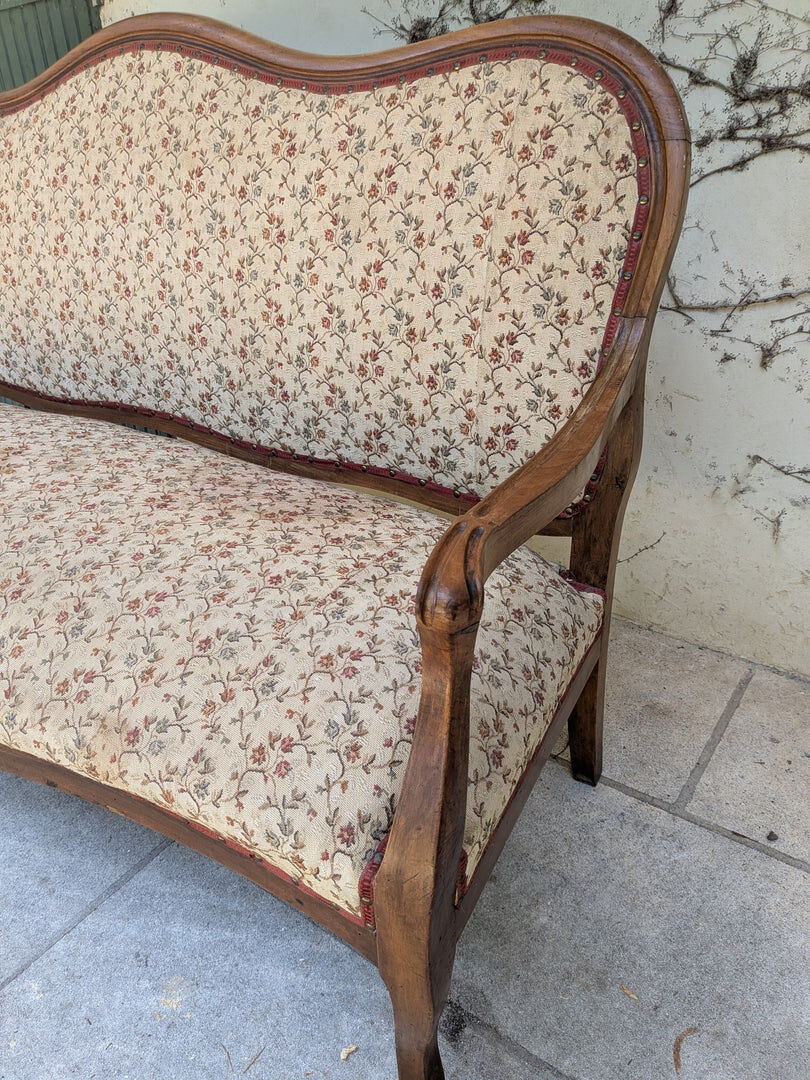 Moulded wooden bench with floral upholstery – Old-fashioned charm