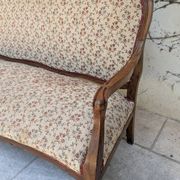 Moulded wooden bench with floral upholstery – Old-fashioned charm