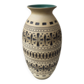 Vase en céramique à décor en creux