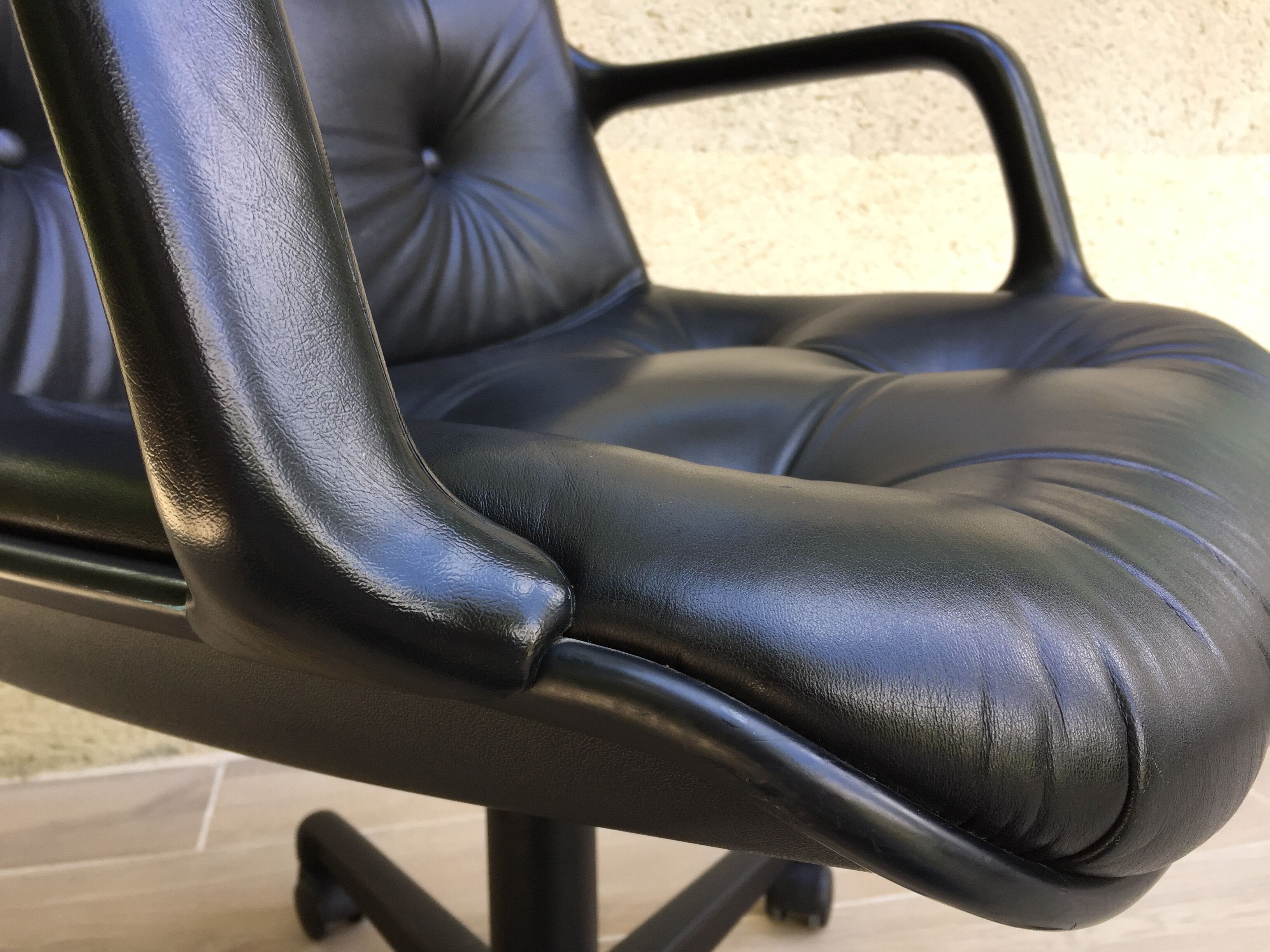 Comforto leather armchair by Mobilier international
