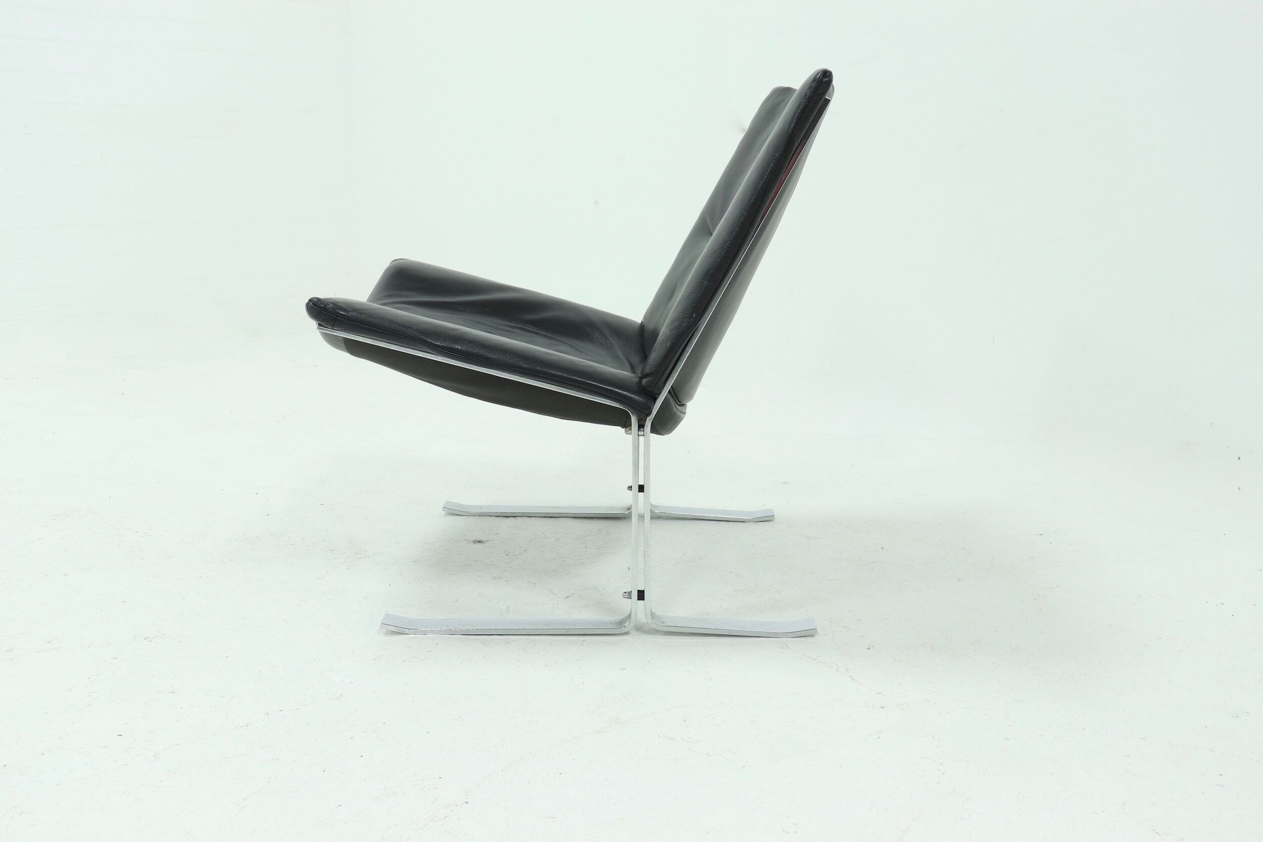 Set of 2 Danish lounge chairs by Kebe Møbler model Eagle with black leather.