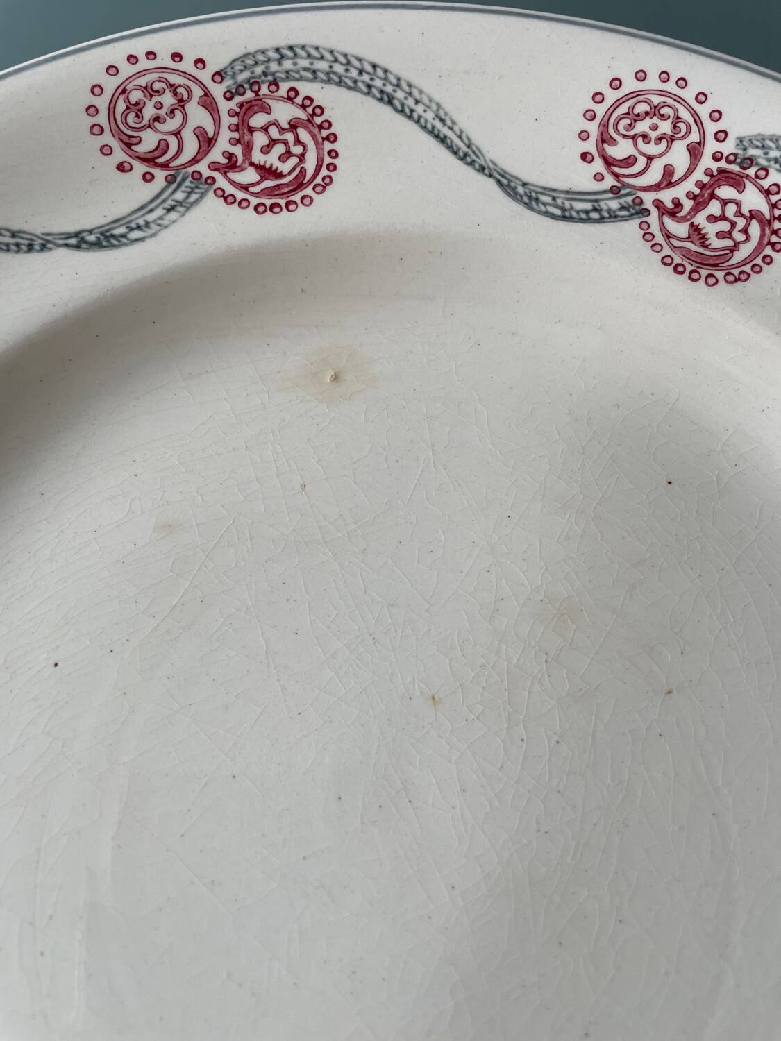 Série de 12 assiettes plates 1900 Terre de Fer en faïence de Longwy