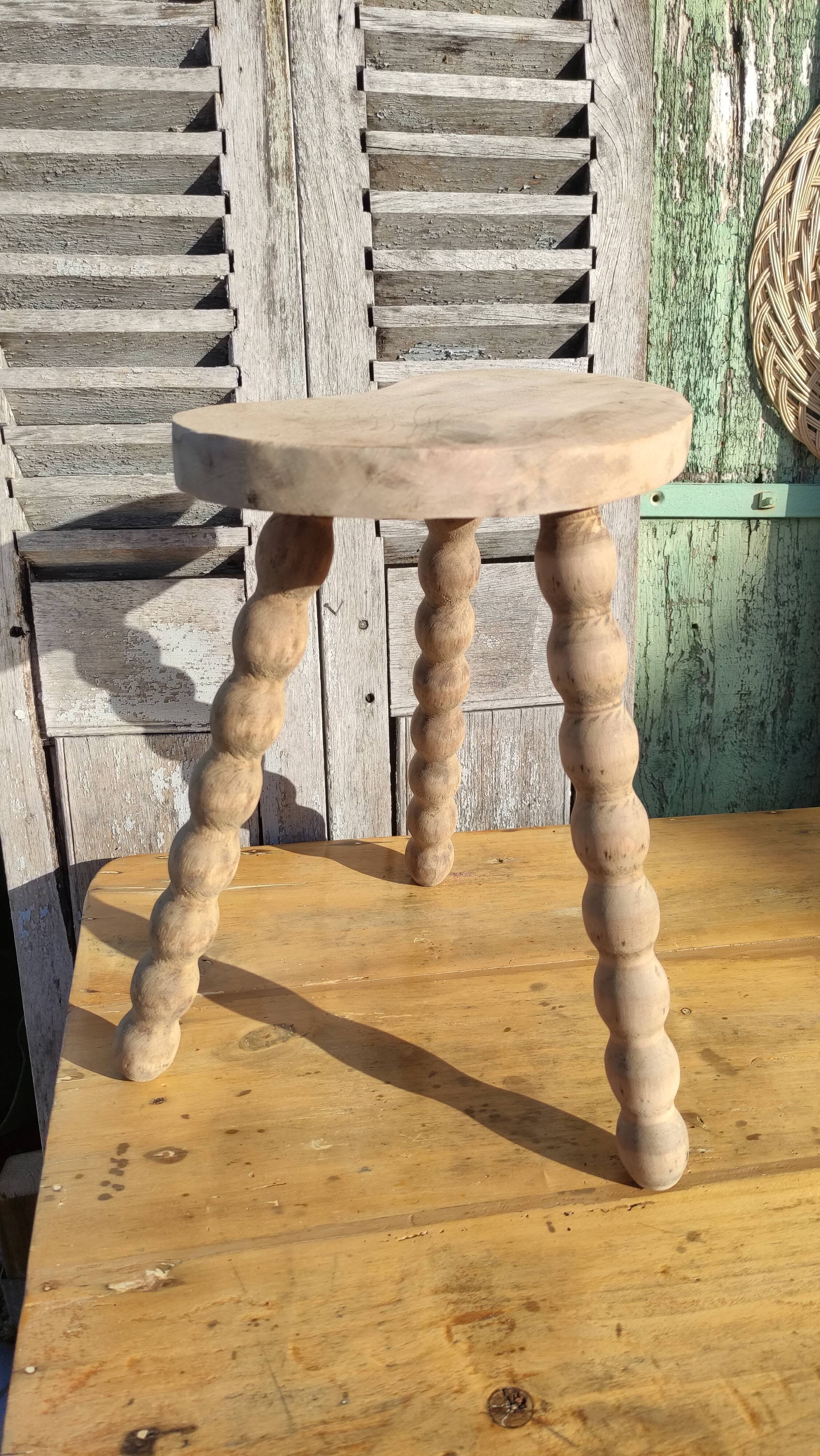 Tabouret tripode de vacher en bois brut
