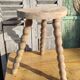 Tabouret tripode de vacher en bois brut