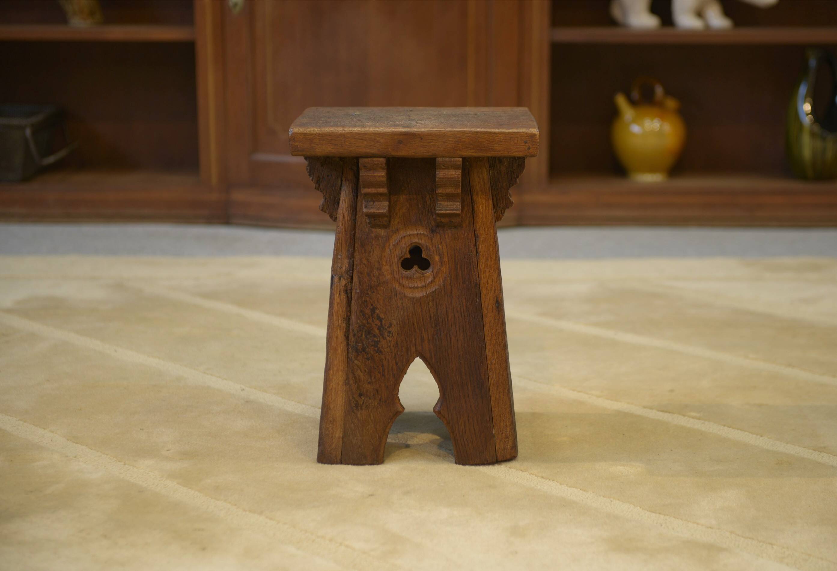Tabouret brutaliste en chêne début 20ème