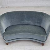 Canapé 2 places incurvé danois des années 1970, revêtement en velours bleu.