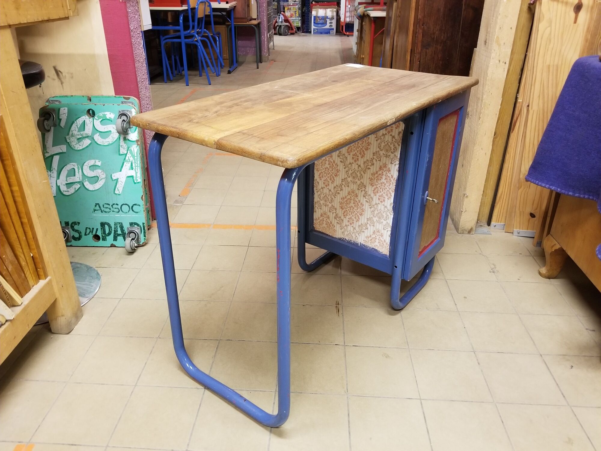 Vintage children's desk with tubular structure and wood tray - 50s