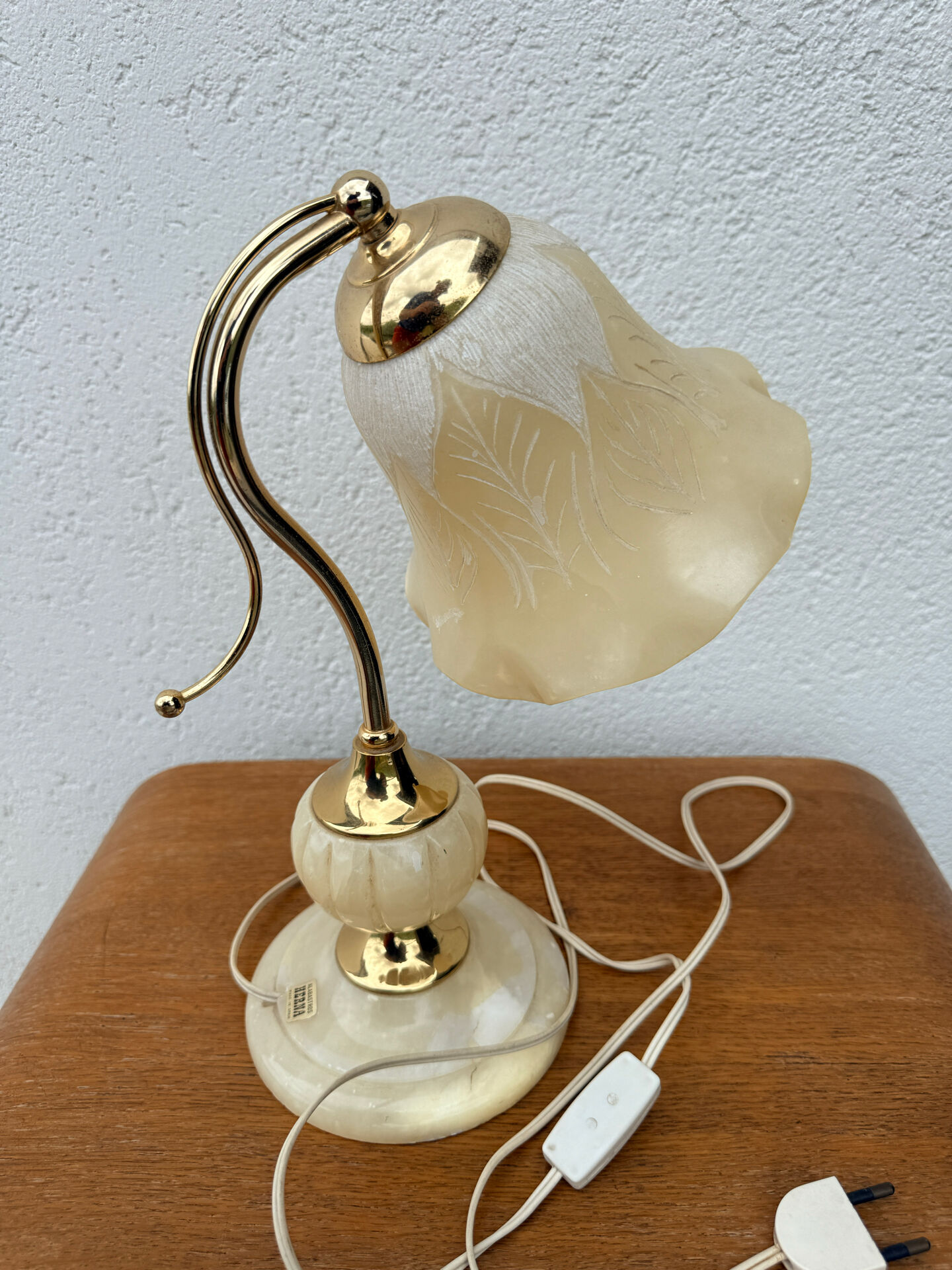 Vintage table lamp in alabaster and gilded brass, Spain.