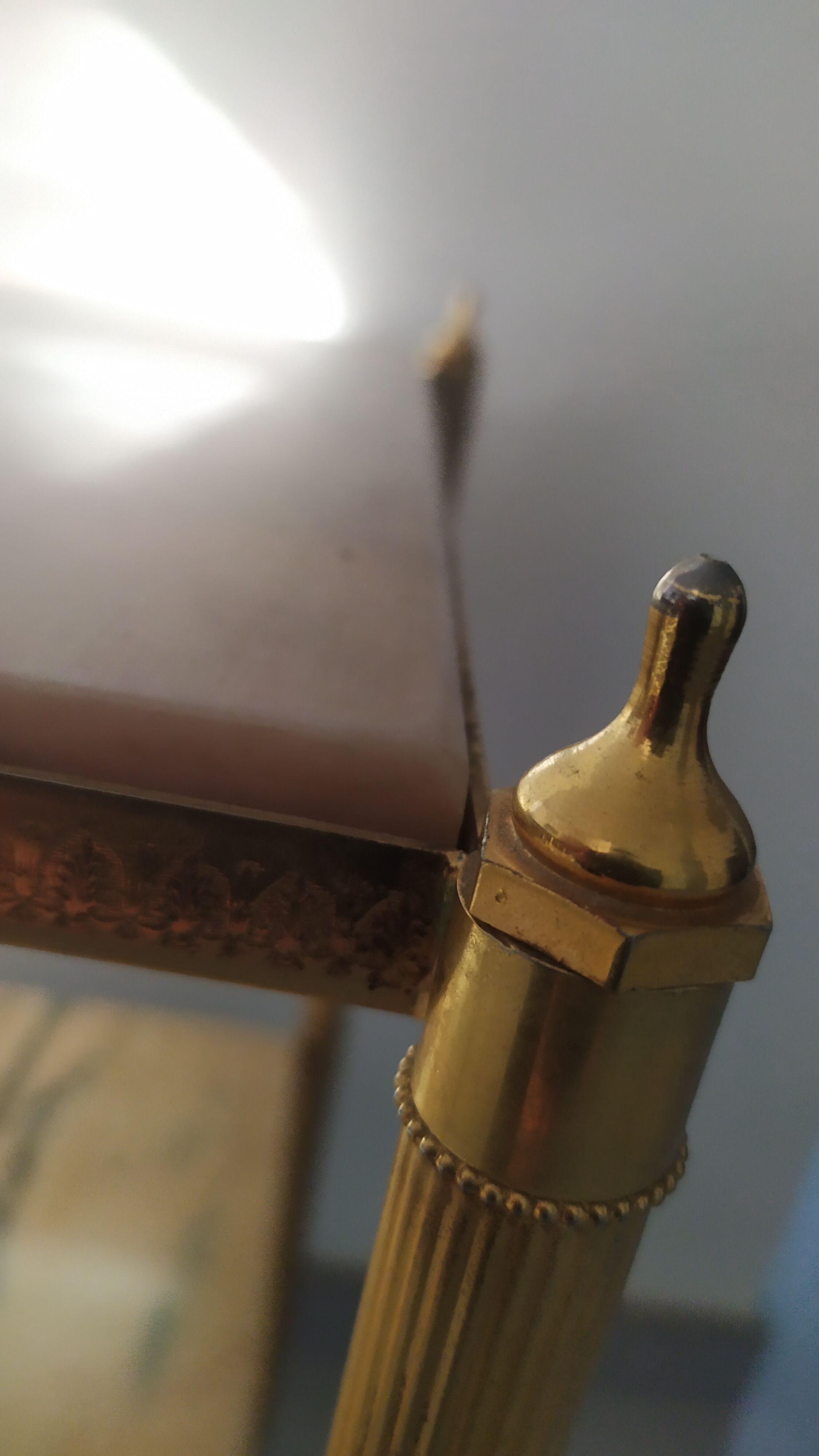 Alabaster harness brass foot