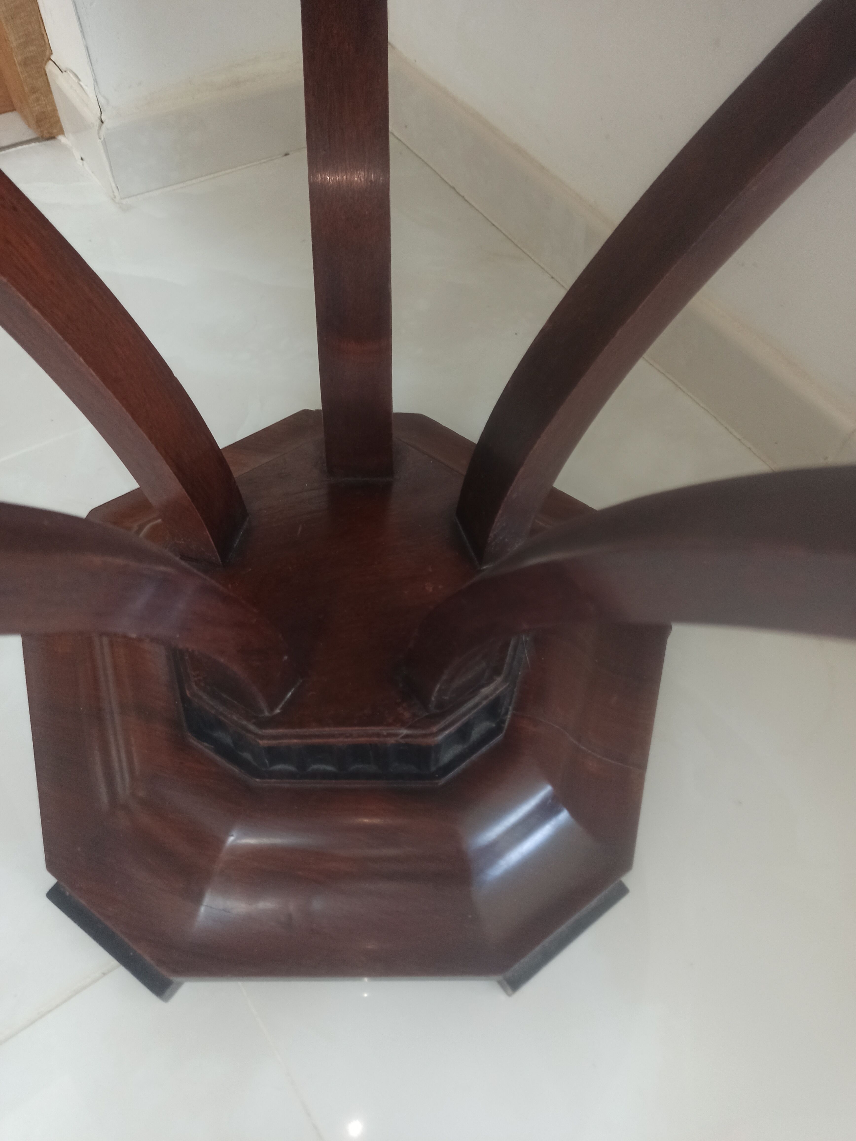 Round table Art Deco mahogany veneer on a tulip-shaped base