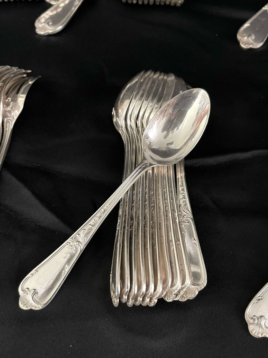 Ercuis cutlery set 131 pieces in metal Louis XV style, rocaille