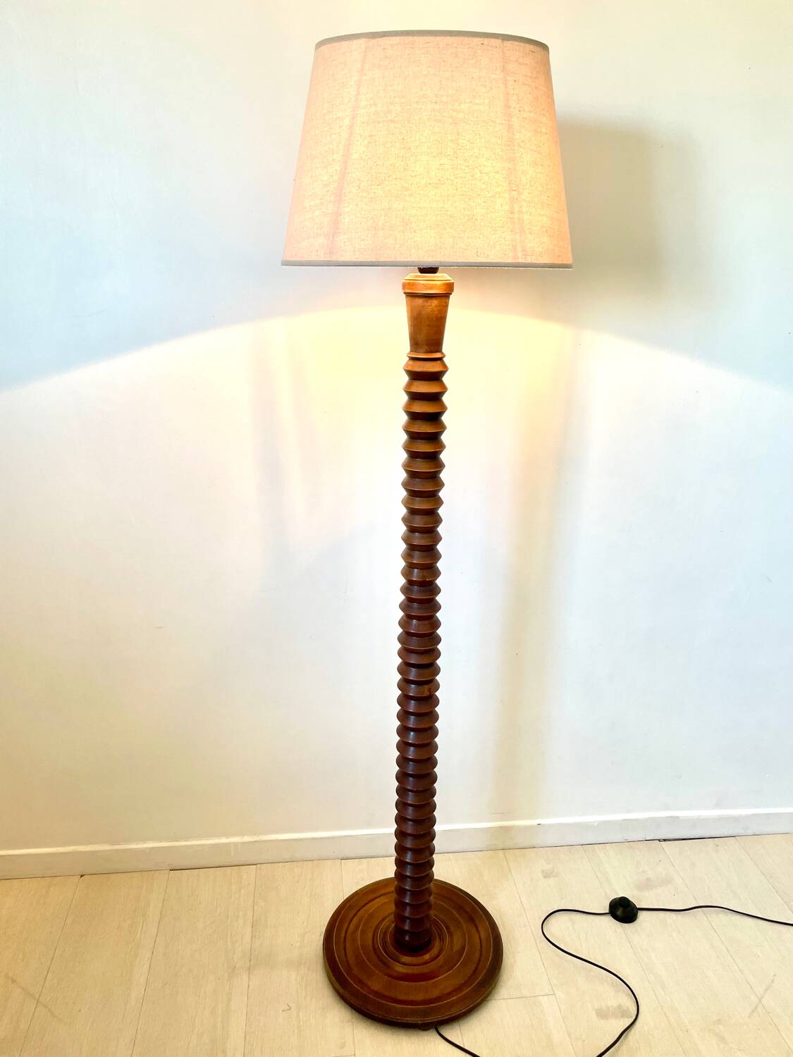 Lampadaire français en chêne tourné 1950