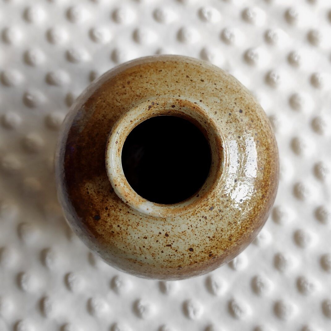 Vase en grès brun