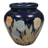 Petit vase en céramique bleu à décor floral. Suède, années 1970.