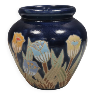 Petit vase en céramique bleu à décor floral. Suède, années 1970.