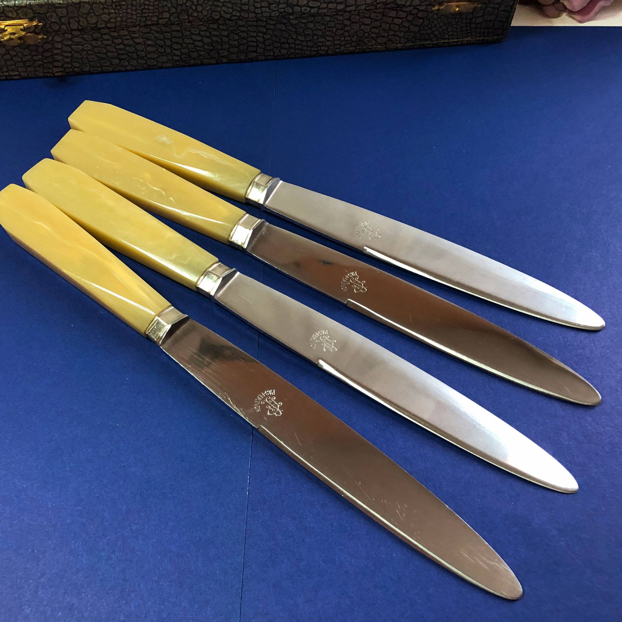 Coffret de 6 couteaux de table manche bakélite France début XXe