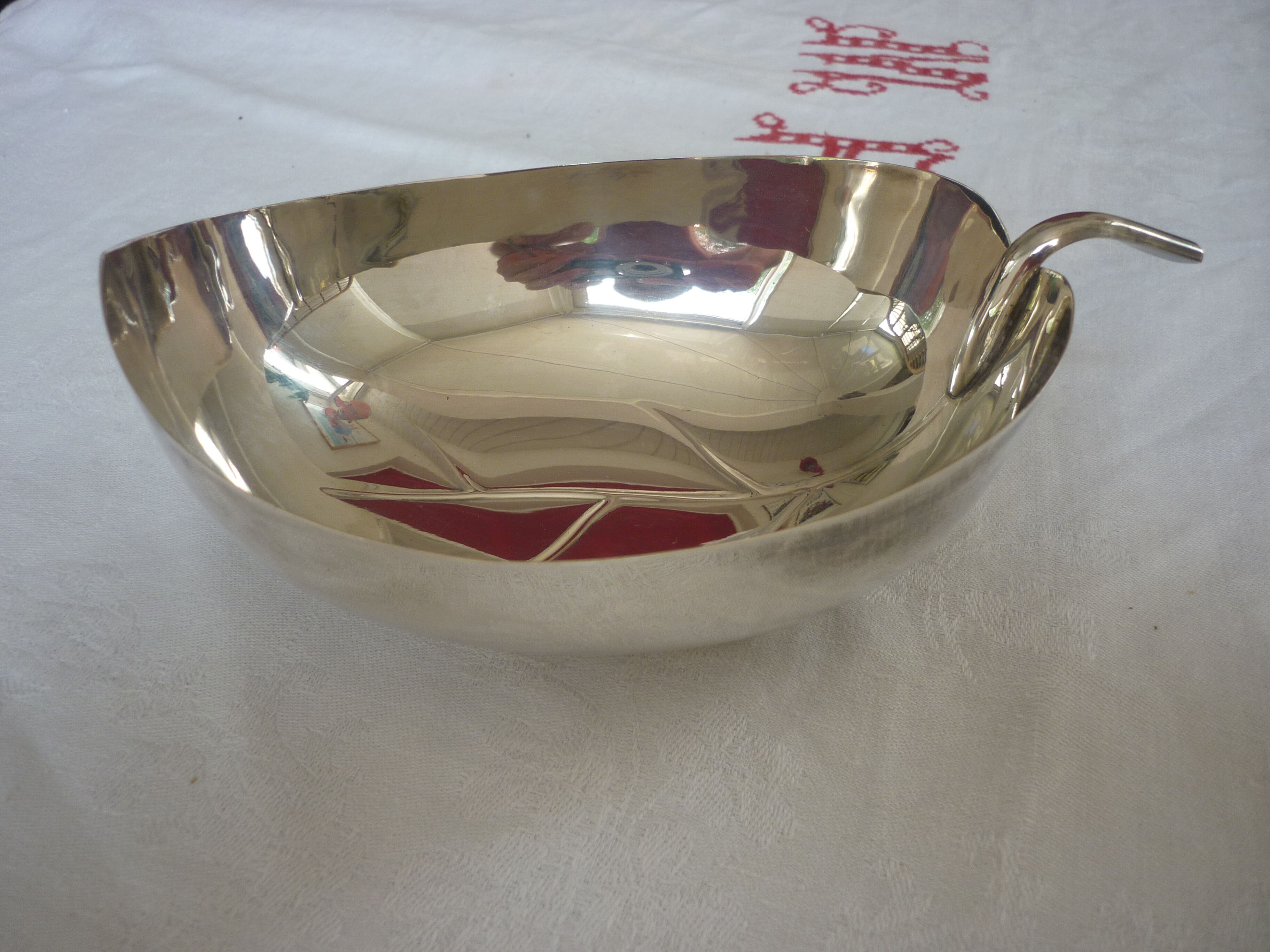 Silver metal gravy boat leaf shape