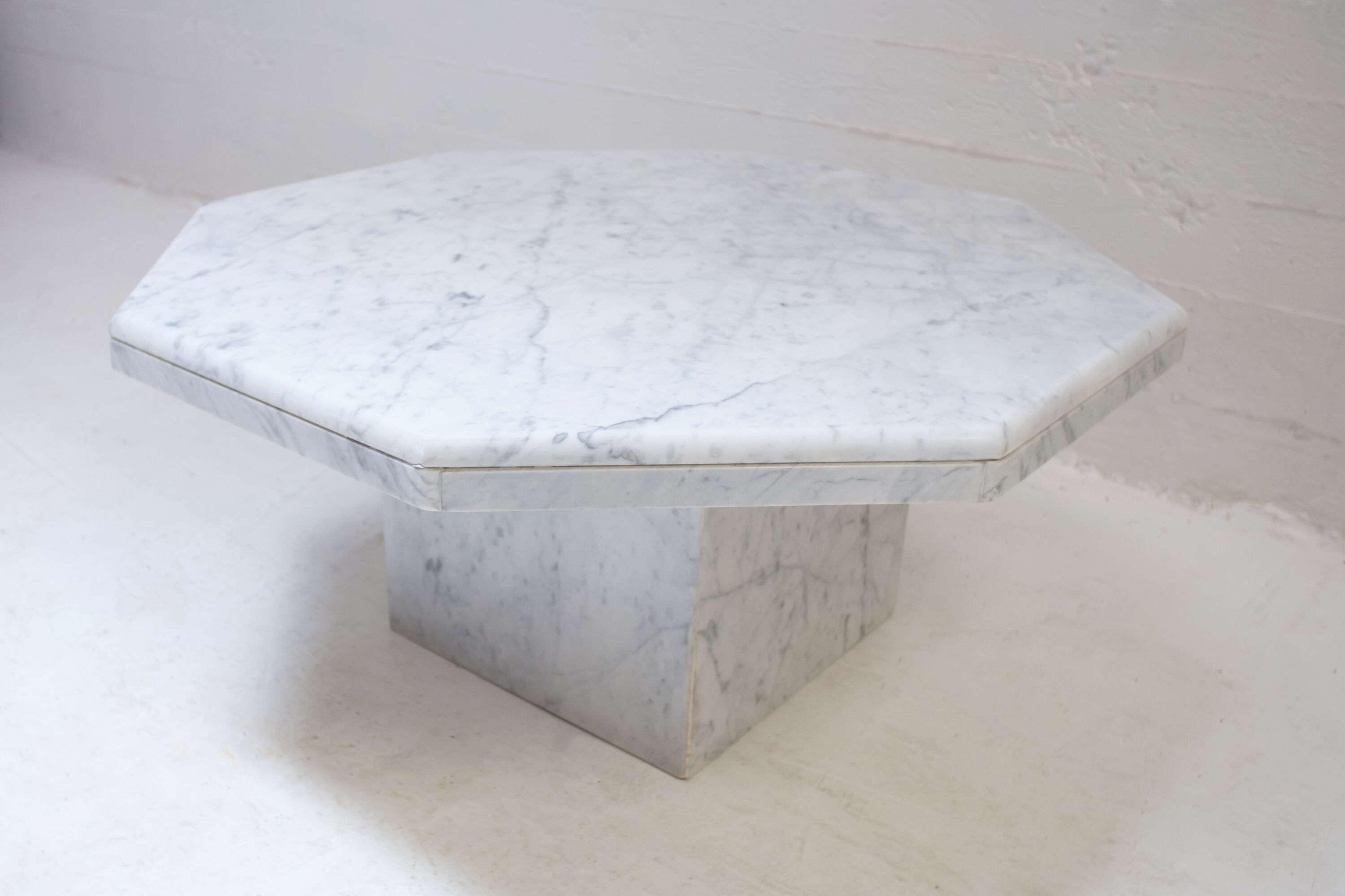 Octagonal vintage coffee table in Carrara marble 70s