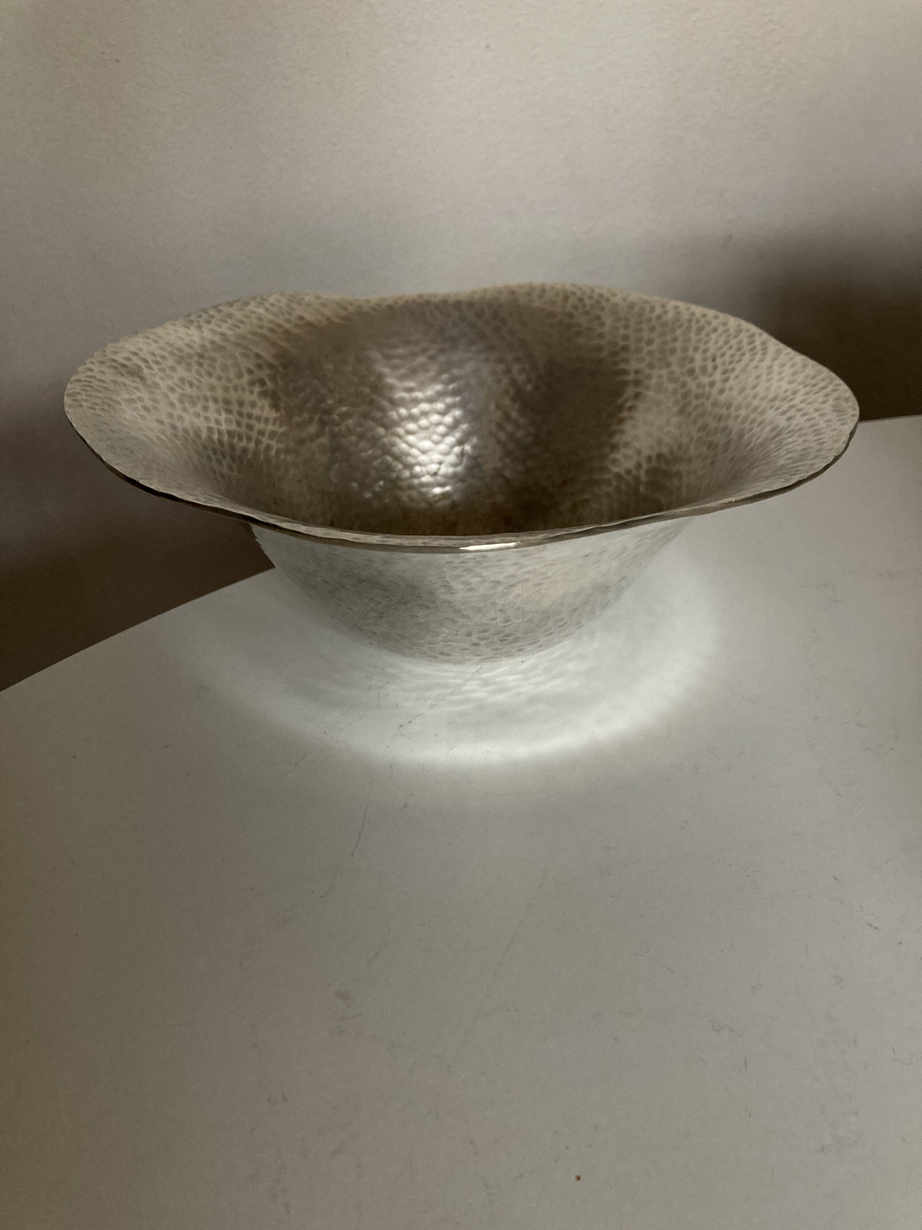 Coupe centre de table en métal argenté martelé forme libre 1980