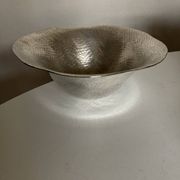 Coupe centre de table en métal argenté martelé forme libre 1980