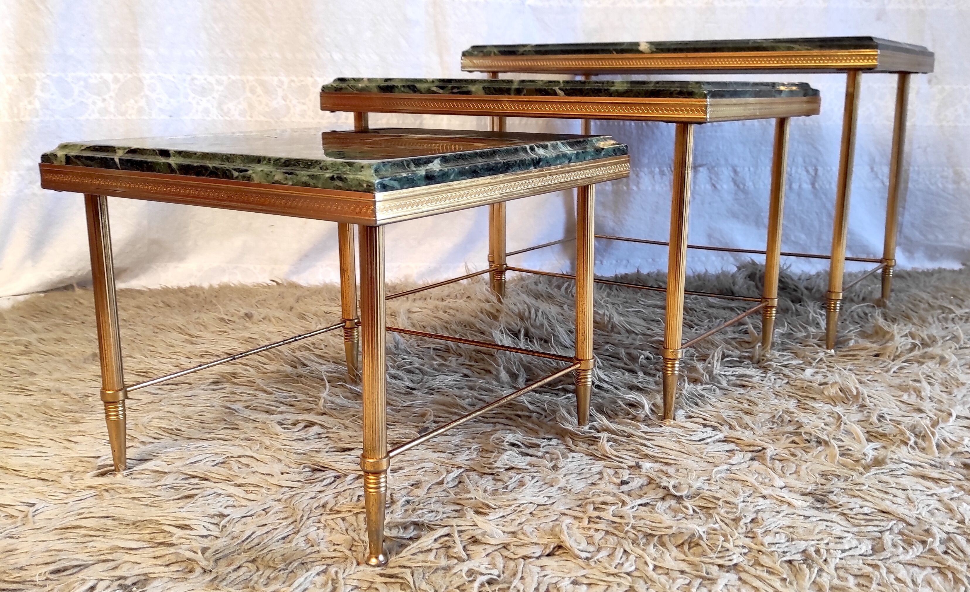 Pull-out tables in gilded metal and green marble – 60s/70s