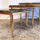Pull-out tables in gilded metal and green marble – 60s/70s
