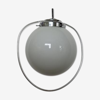 Suspension Bauhaus boule opaline blanche et métal chromé années 30 40