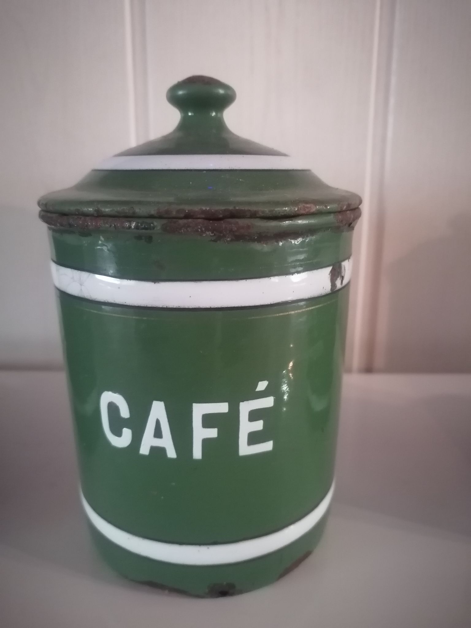 Set of 6 old enamelled jars with 6 trundle lids