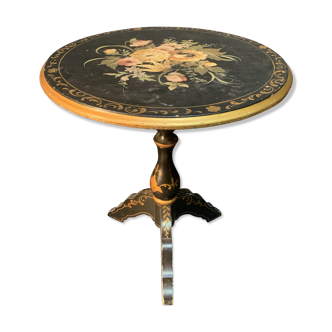 Old folding pedestal with painted wood floral decoration.