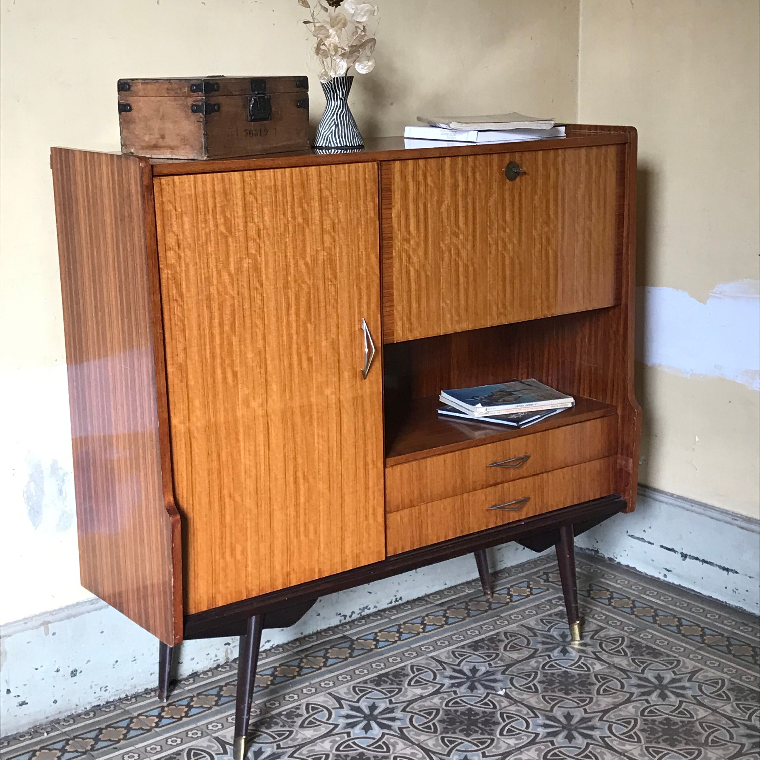 Scandinavian vaisselier