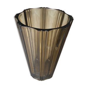 vase en verre fumé strié