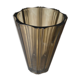Vase en verre fumé strié