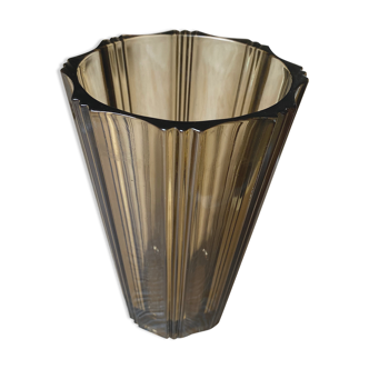 Vase en verre fumé strié