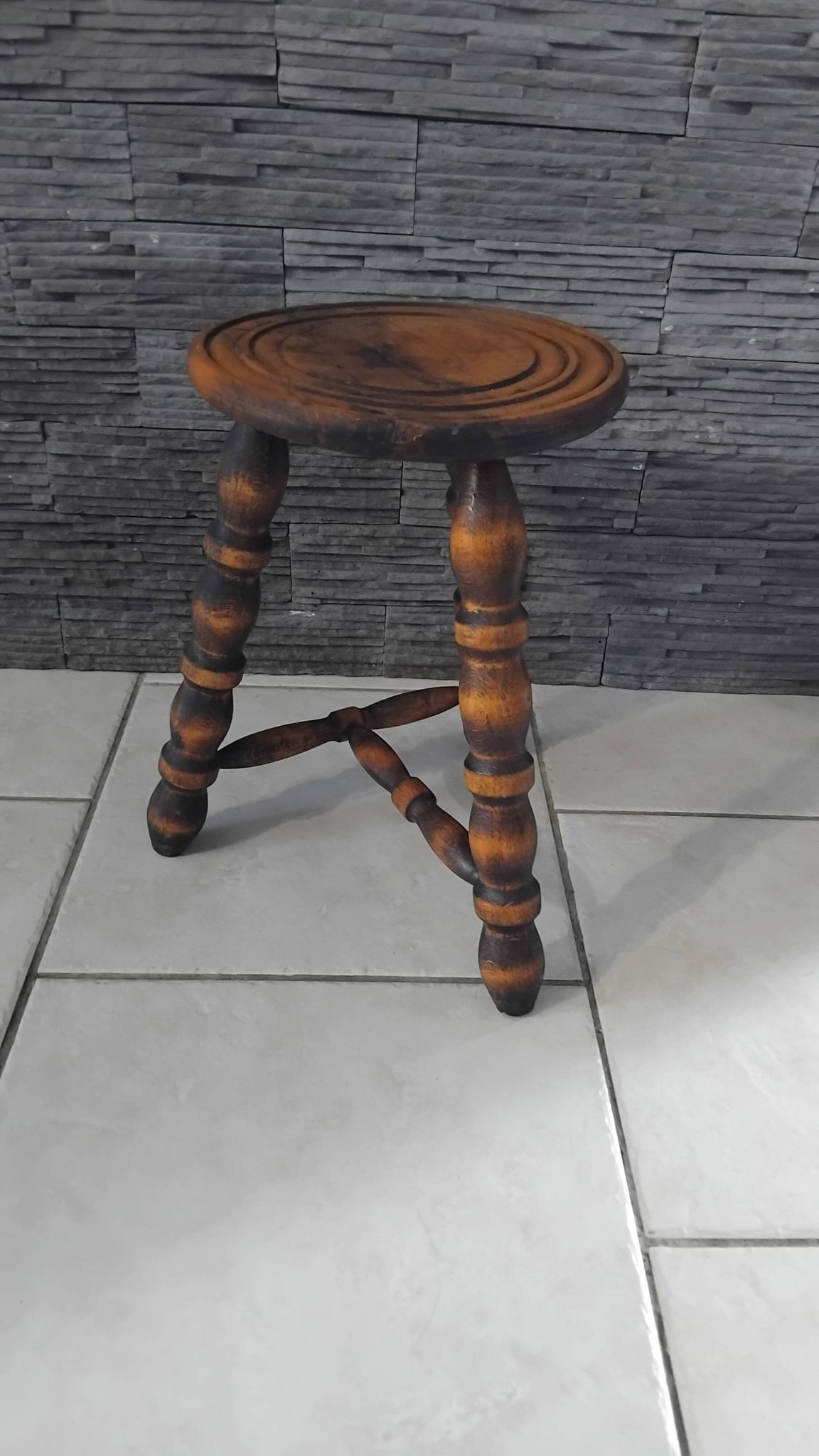 Ancien petit tabouret tripode bois massif vintage ferme