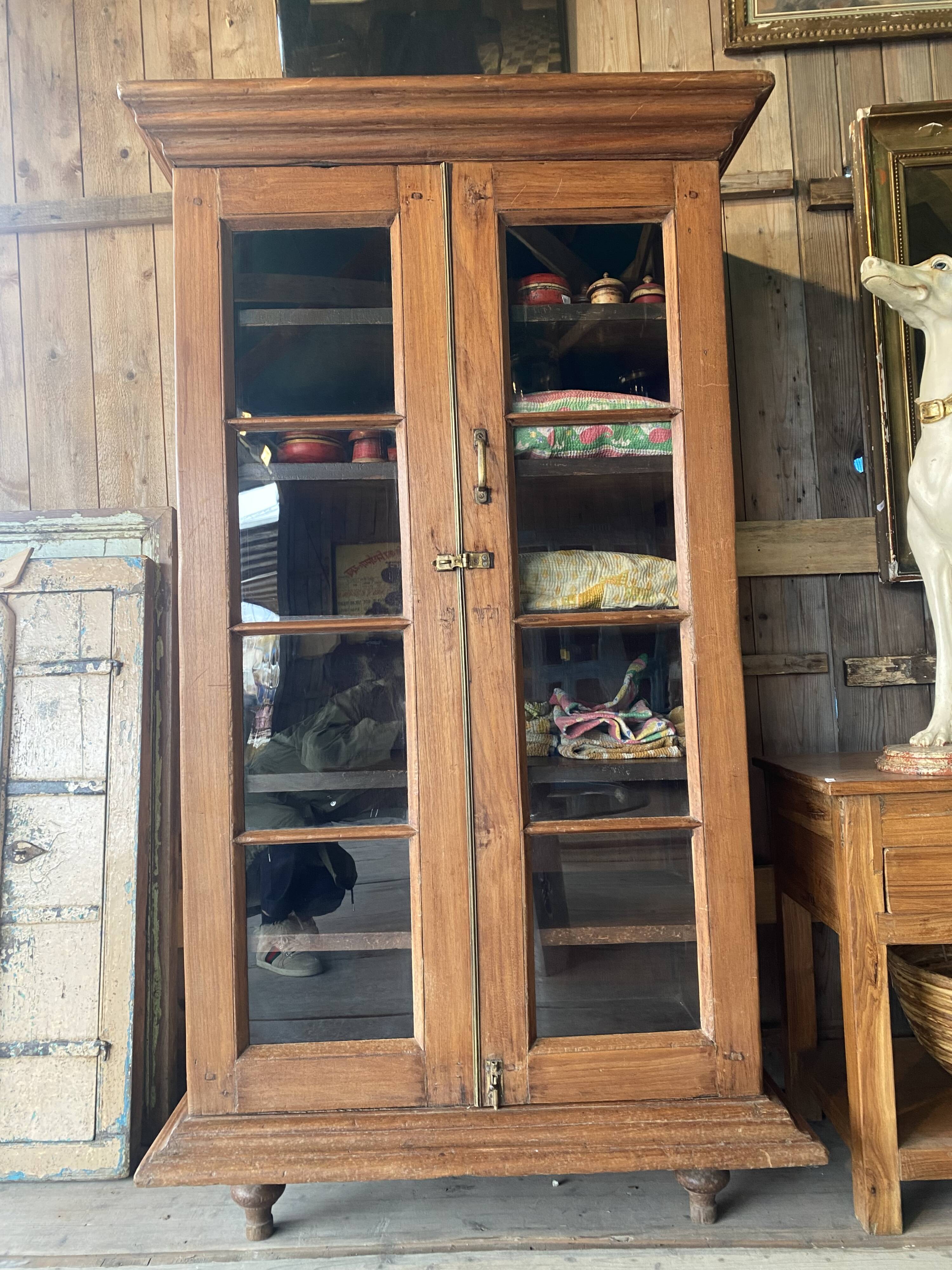 Armoire vitrée en bois de style colonial