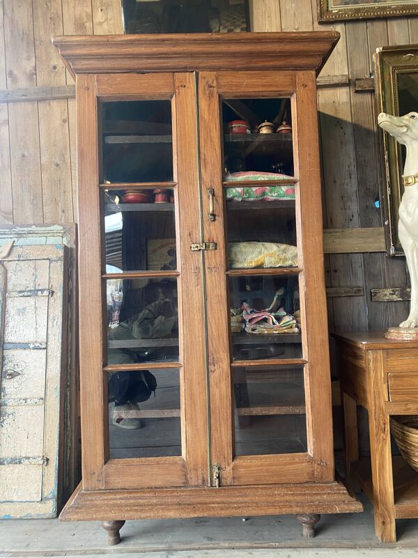 Armoire vitrée en bois de style colonial