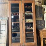 Armoire vitrée en bois de style colonial