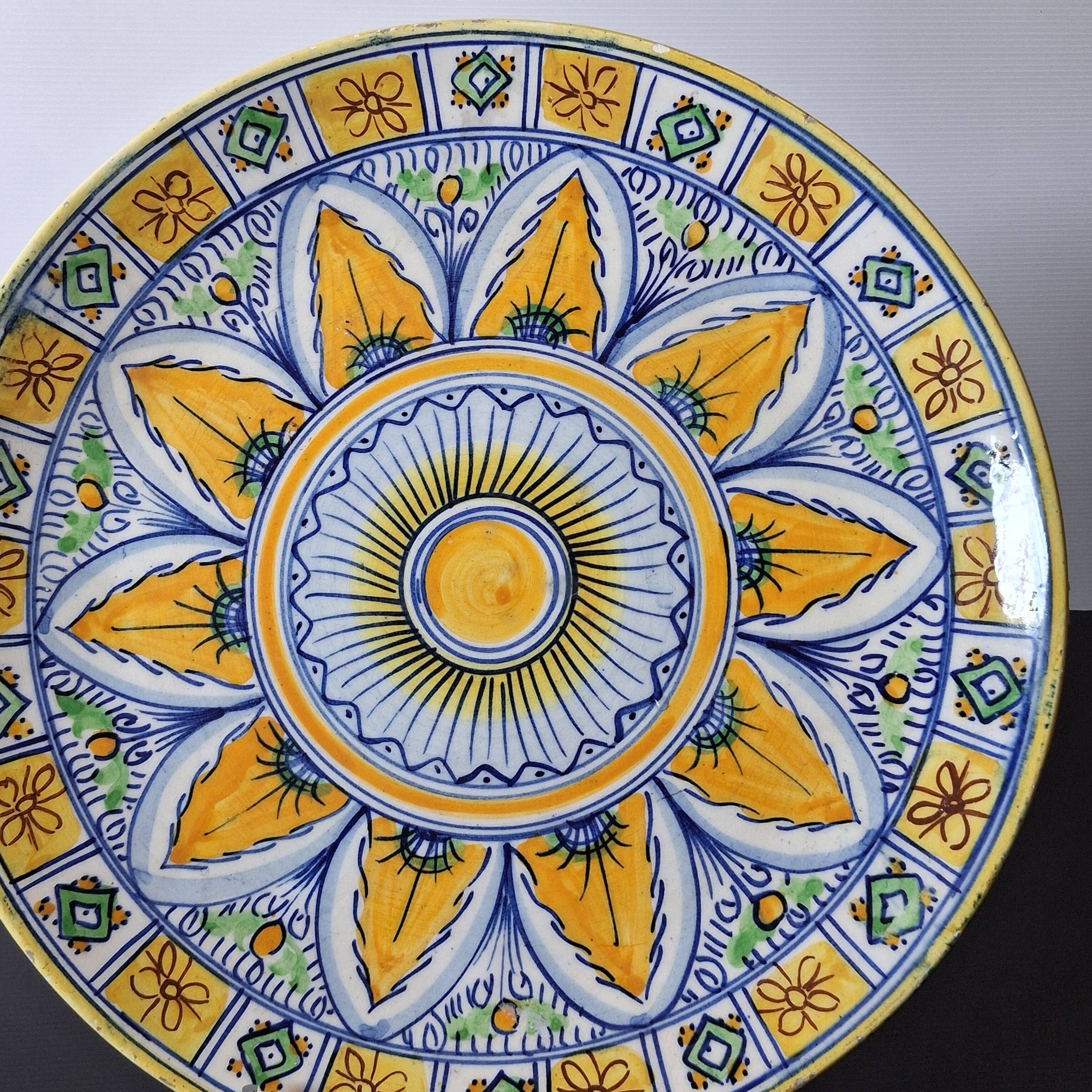 Very large serving dish / or fruit bowl in ceramic in very good condition.