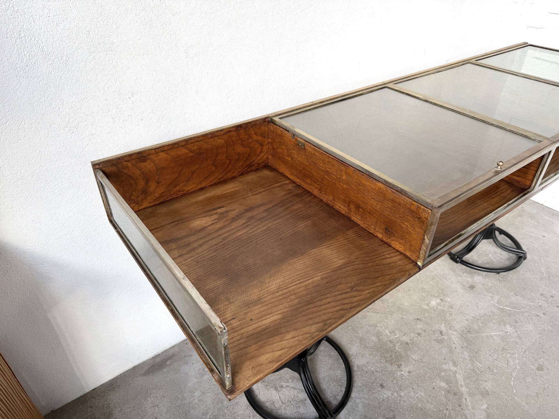 Oak and brass-mounted display cabinet on legs – Circa 1950