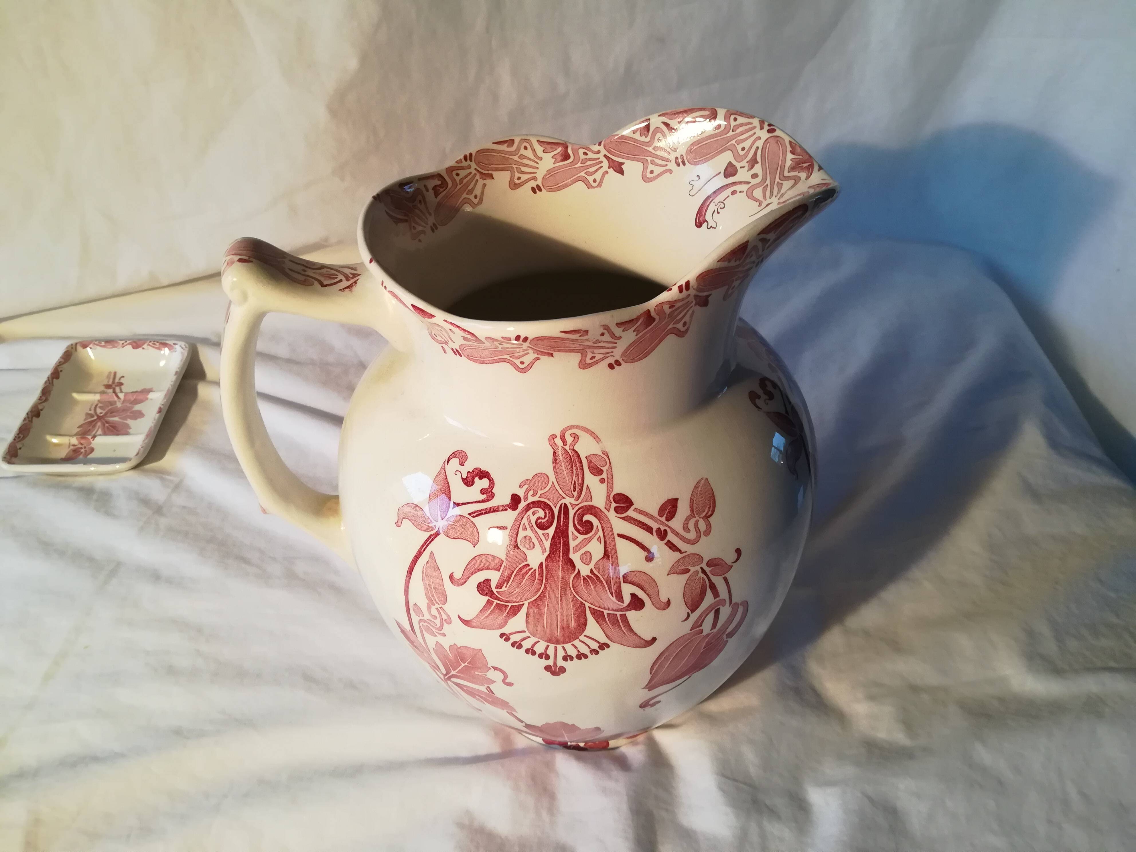 Service de toilette broc et vasque faïence rose