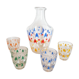 Vintage decanter and its 7 assorted glasses.