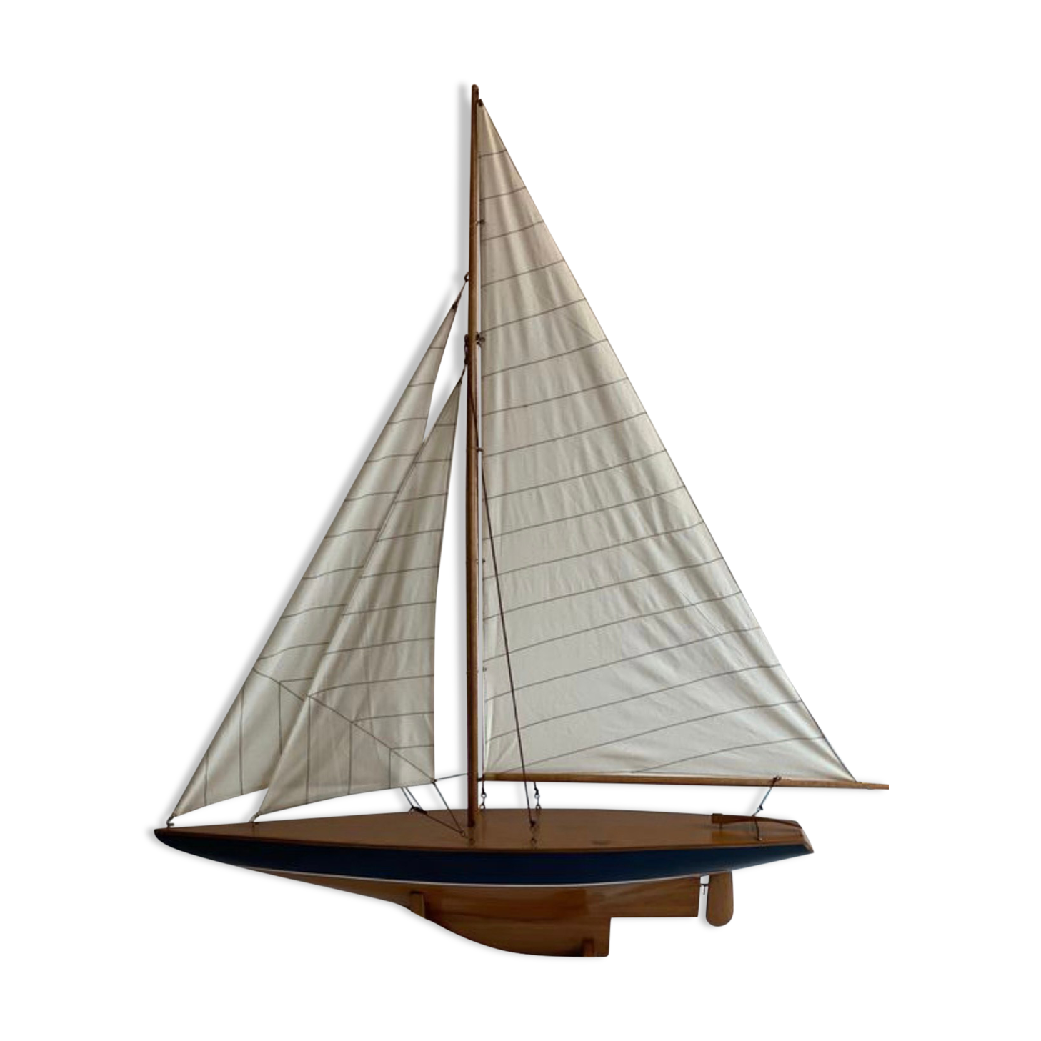 Voilier vintage sur piédestal